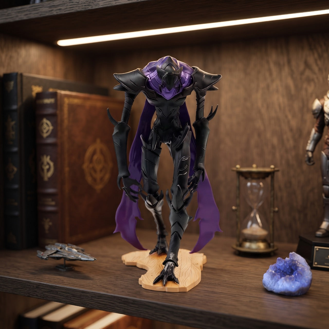Figurine de Beru, roi des fourmis de Solo Leveling, posée sur une étagère sombre en contre-jour