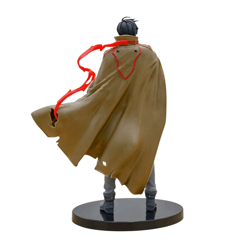 Figurine Sung Jinwoo vue de dos, ampleur de la cape beige et cordon rouge sur les épaules