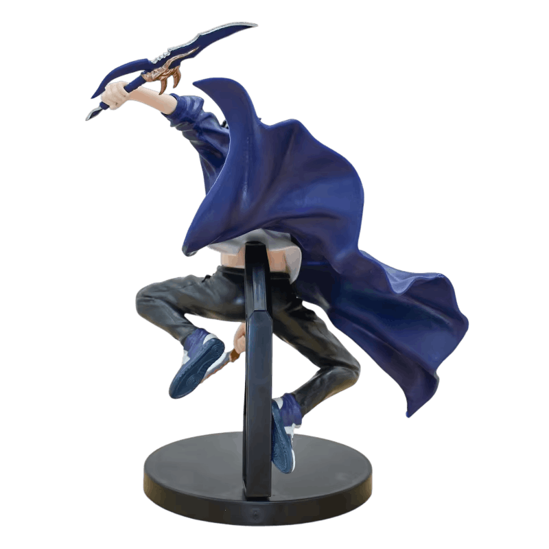 Figurine Sung Jinwoo vue de dos en plein saut, pans du manteau bleu ouverts en éventail