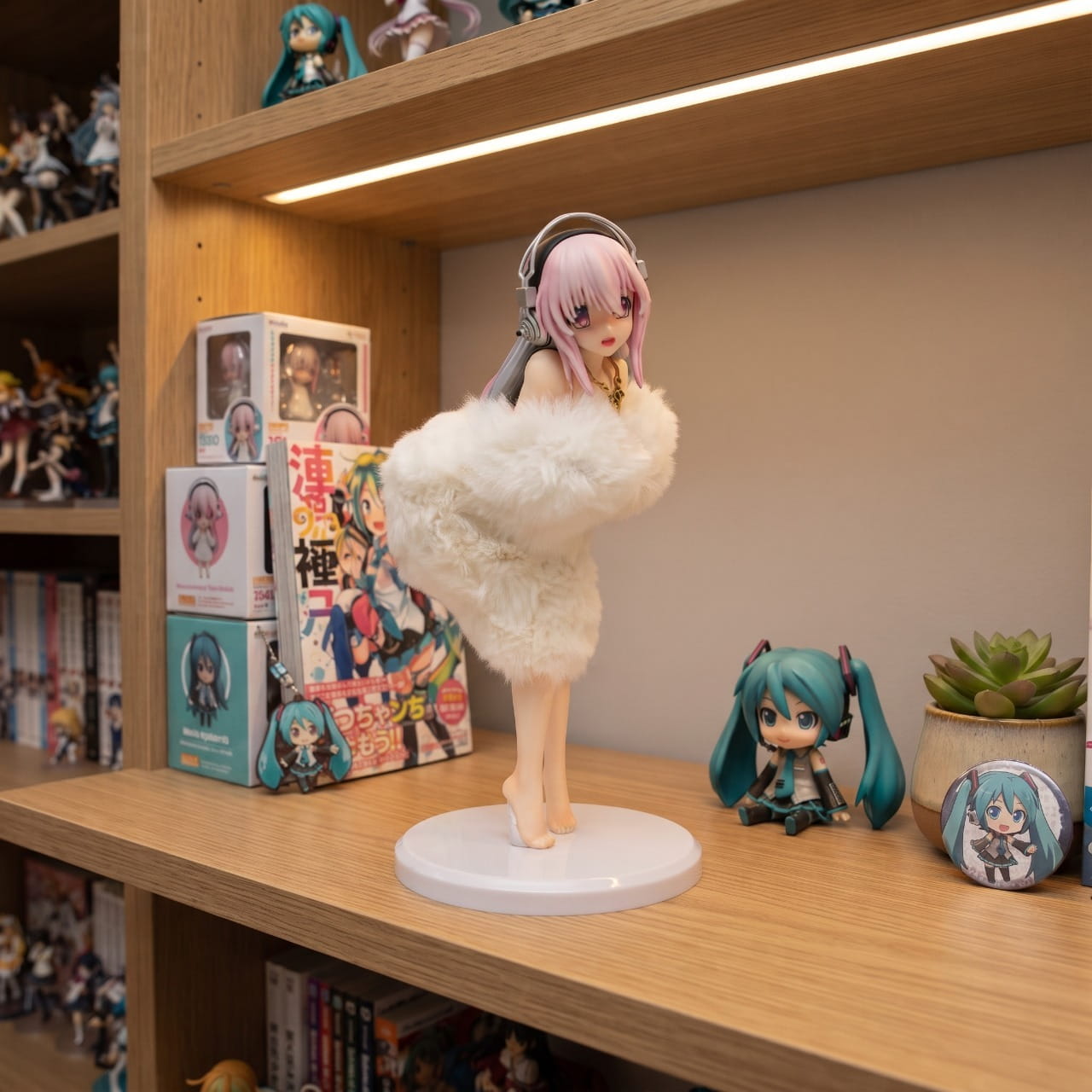 Figurine Super Sonico exposée sur une étagère (décor non inclus)