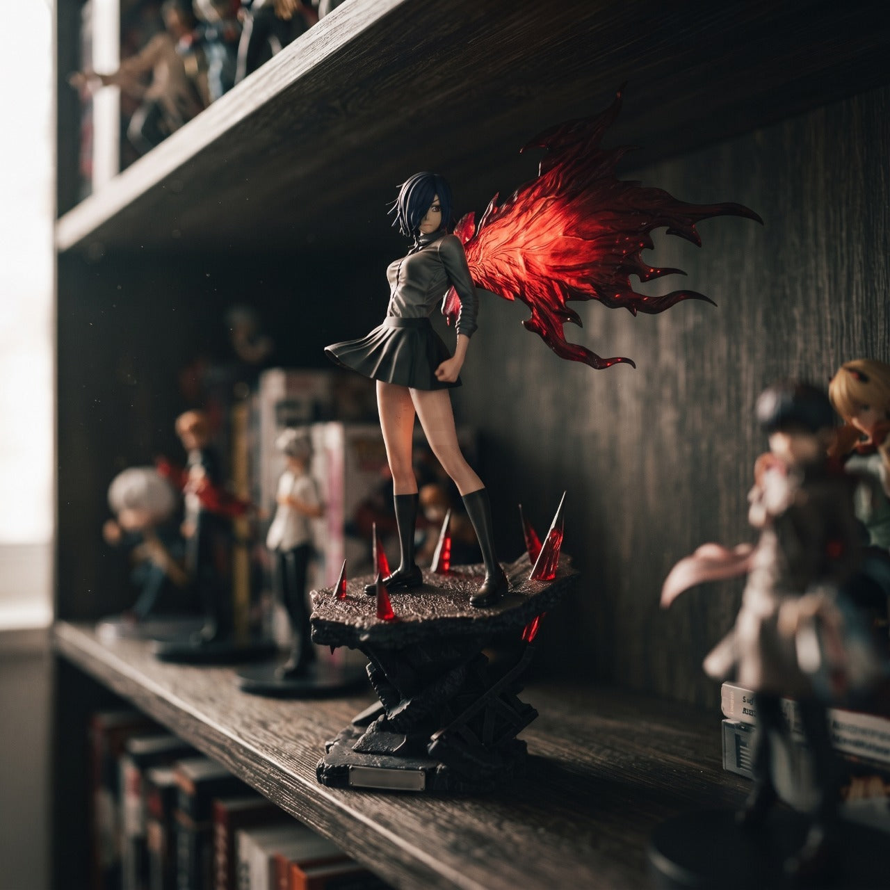 Figurine Tokyo Ghoul Touka Kirishima et son kagune déployé, exposée sur une étagère (décor non inclus)