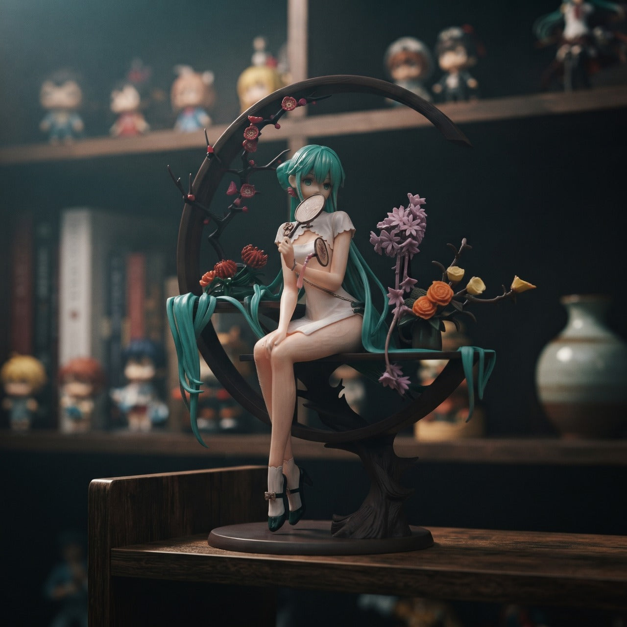 Figurine Hatsune Miku en qipao exposée sur une étagère (décor non inclus)