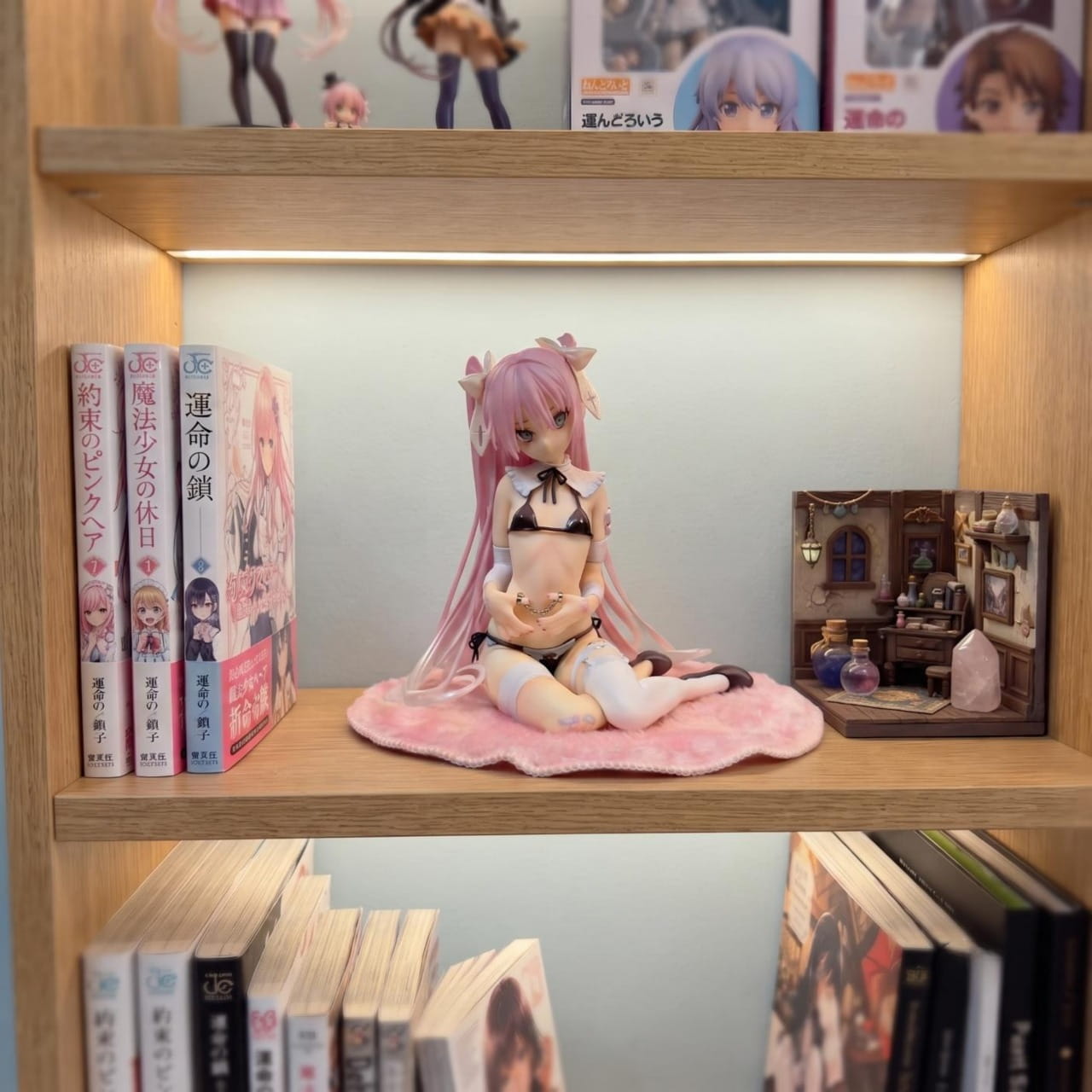 Figurine Hatsune Miku version rose exposée sur une étagère (décor non inclus)