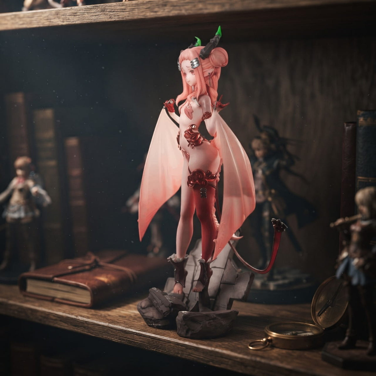 Figurine Yayako – Démone Ailée 33 cm, exposée sur une étagère (décor non inclus)