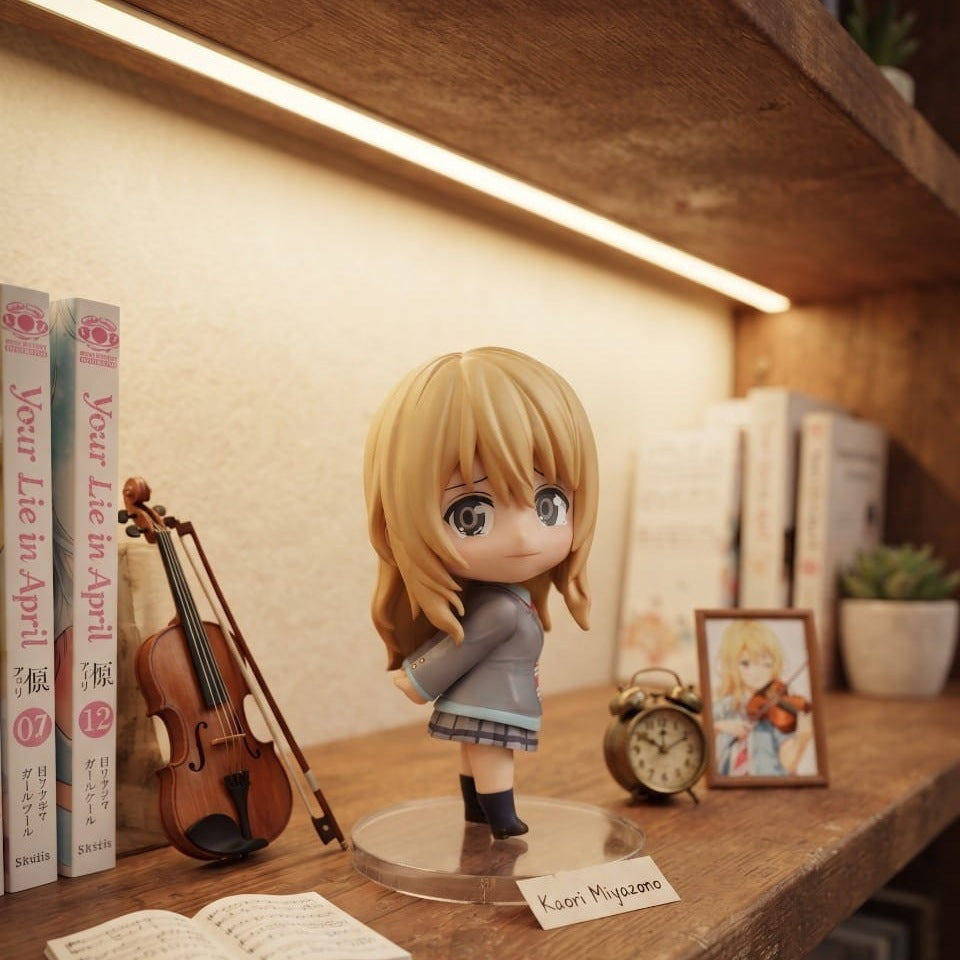 Figurine chibi Kaori Miyazono exposée sur une étagère (décor non inclus)