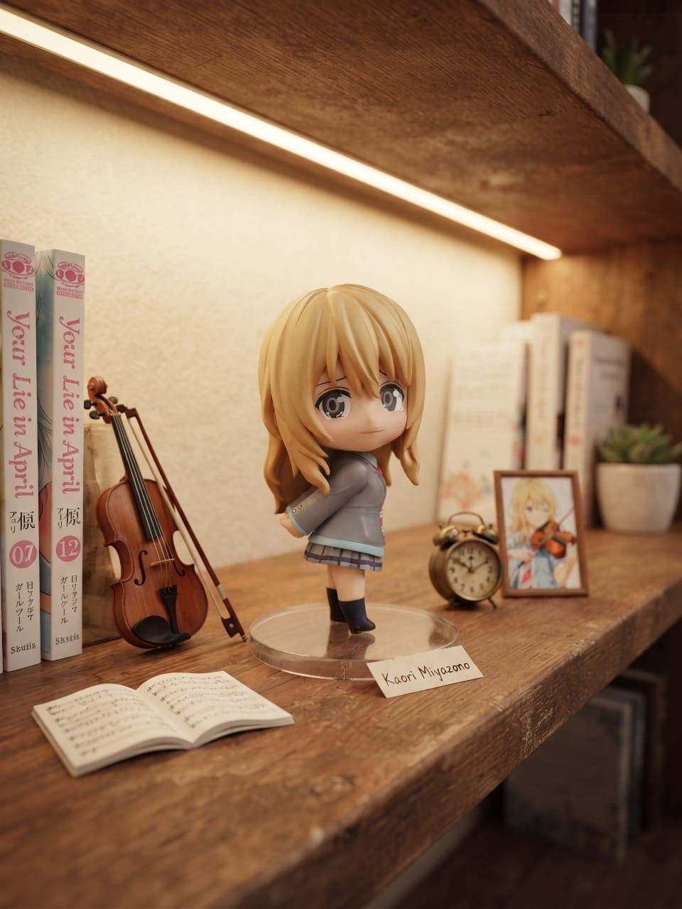 Figurine chibi Kaori Miyazono exposée sur une étagère (décor non inclus)