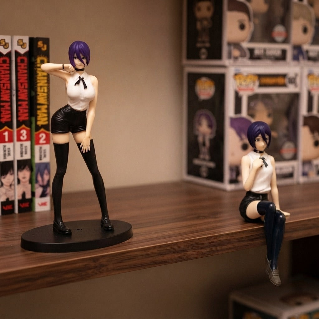 Figurines Reze debout et assise exposées sur une étagère Chainsaw Man