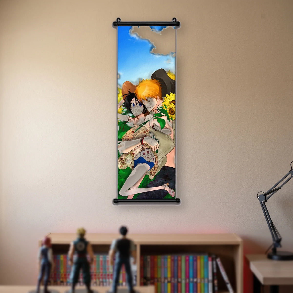 deux personnages allongés parmi des tournesols, robes fleuries, ciel bleu et nuages, kakémono suspendu dans une chambre