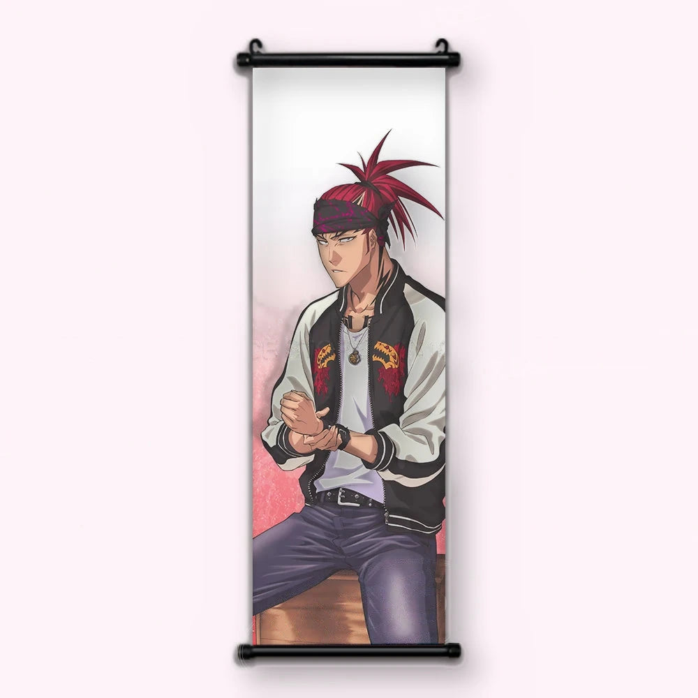 Renji assis, bandana au front, queue-de-cheval rouge, blouson brodé, fond rose pâle, kakémono vu de face