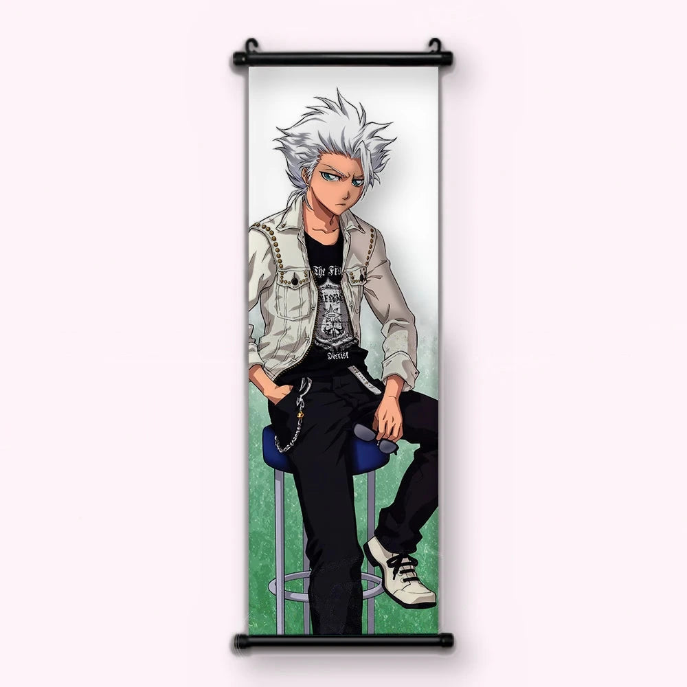 adolescent aux cheveux blancs assis sur un tabouret, veste blanche cloutée, baskets blanches, kakémono vu de face