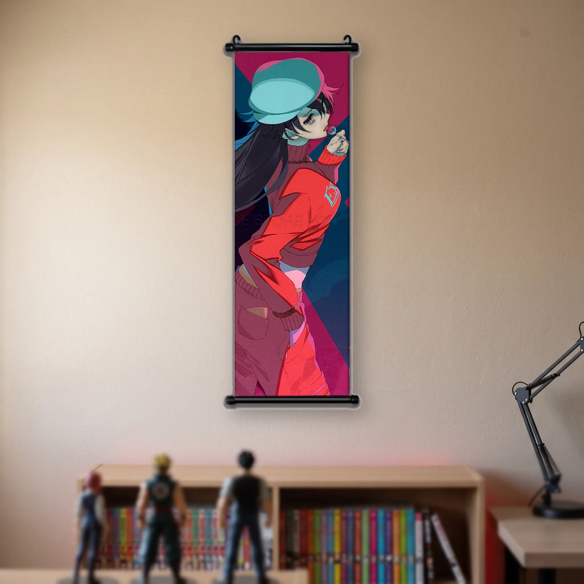 jeune femme de profil avec casquette turquoise, blouson rouge et sucette, sur fond magenta, kakémono suspendu dans une chambre
