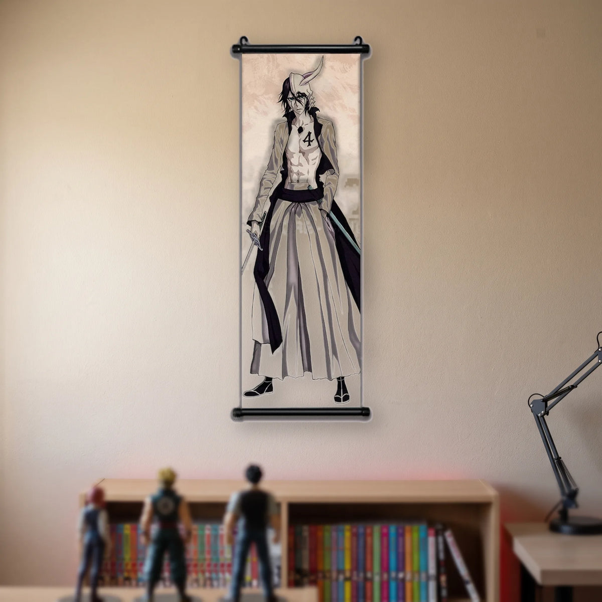 Ulquiorra pâle en manteau blanc, casque cornu, chiffre 4 sur le torse, sabre en main, kakémono suspendu dans une chambre