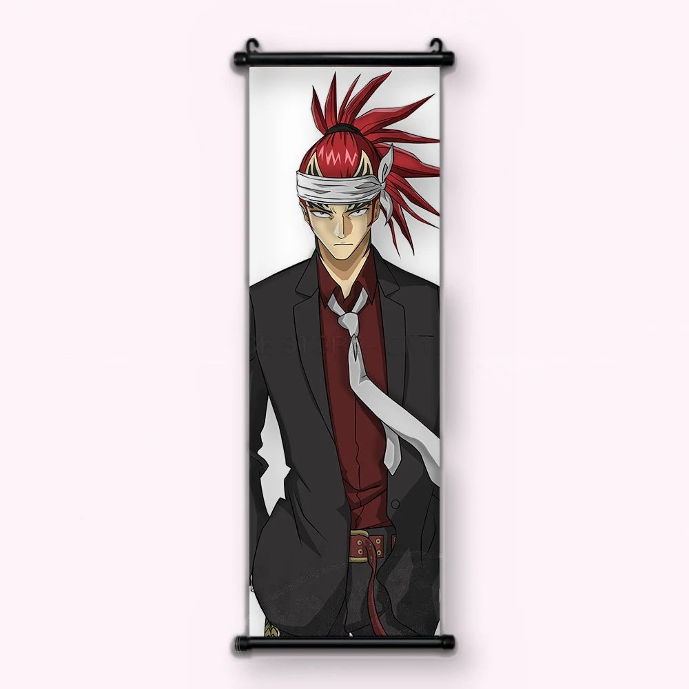Renji aux cheveux rouges dressés, costume noir, chemise bordeaux, bandeau blanc, fond beige, kakémono vu de face