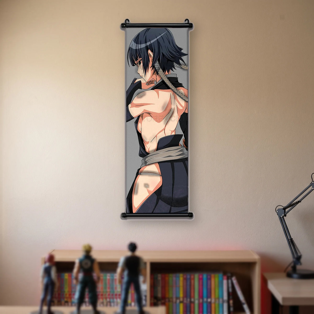 personnage aux cheveux noirs vu de dos, large ceinture blanche, cordon en travers, fond gris, kakémono suspendu dans une chambre
