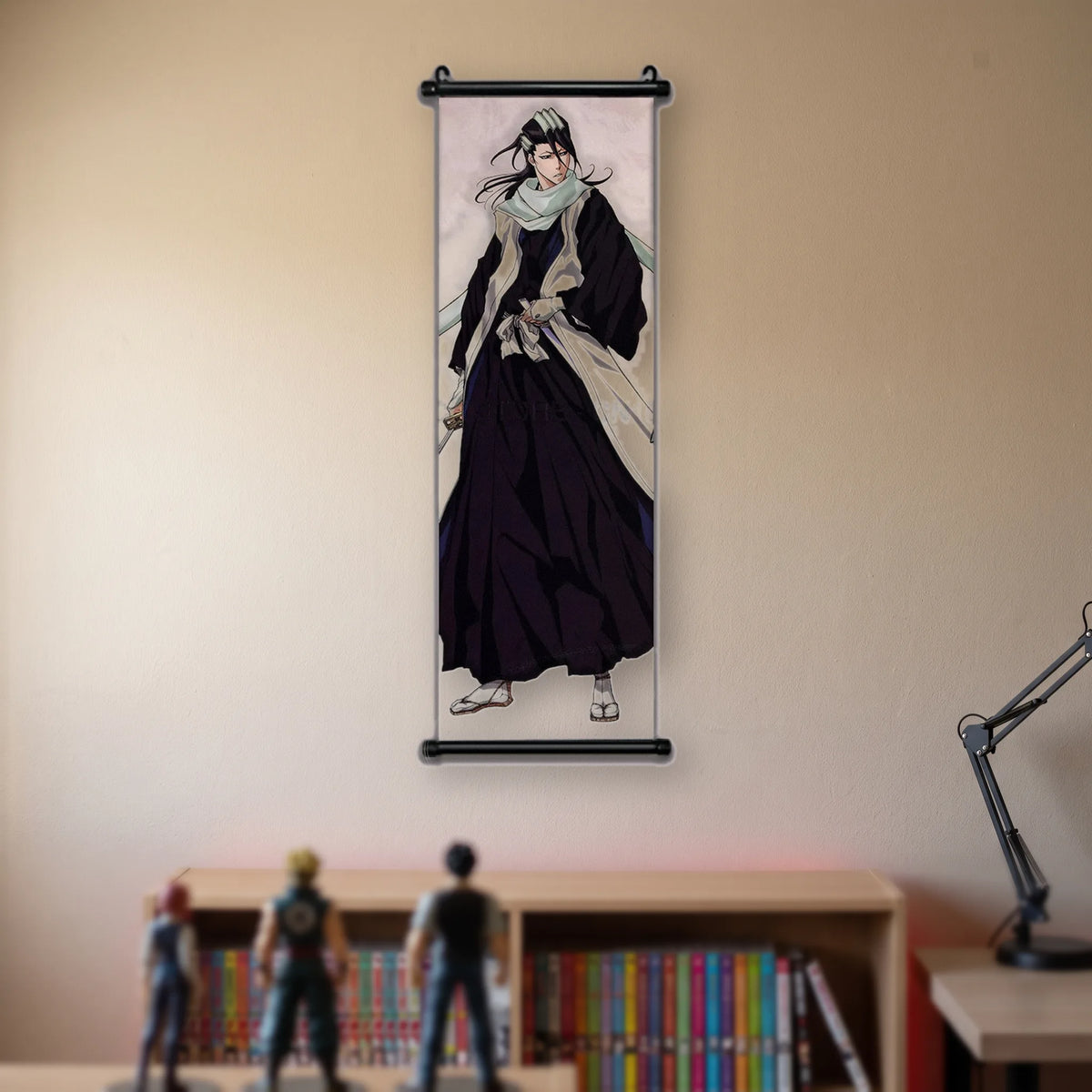 silhouette debout de trois quarts, kimono noir ample, écharpe pâle, fond beige uni, kakémono suspendu dans une chambre