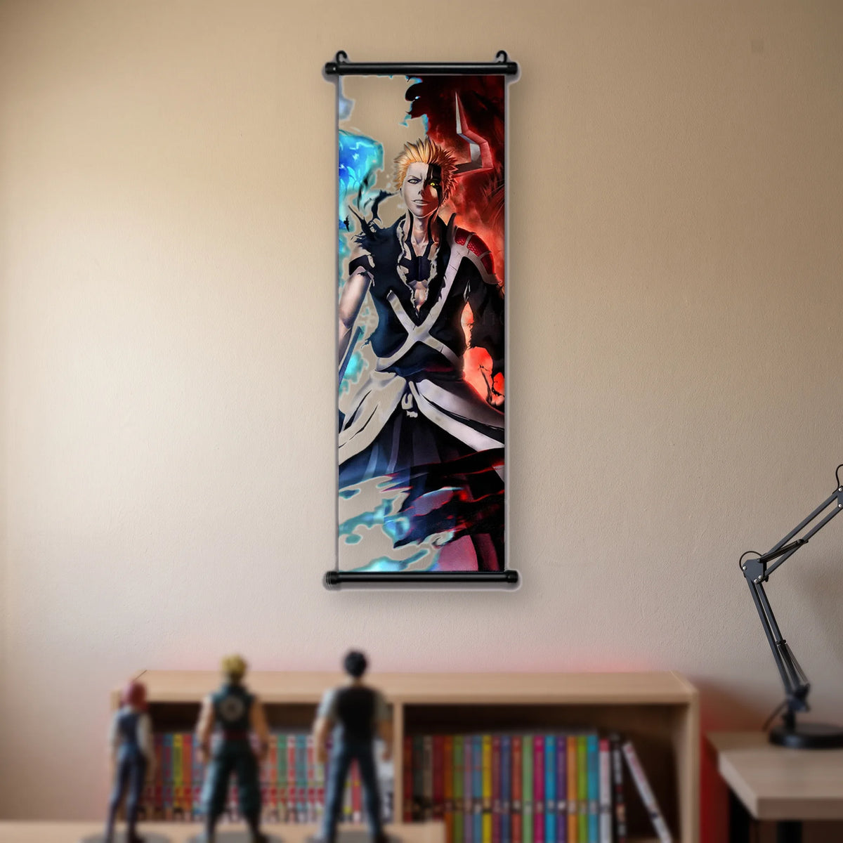 Ichigo avec un demi-masque blanc sur l'œil droit, fond bleu et rouge, kakémono suspendu dans une chambre