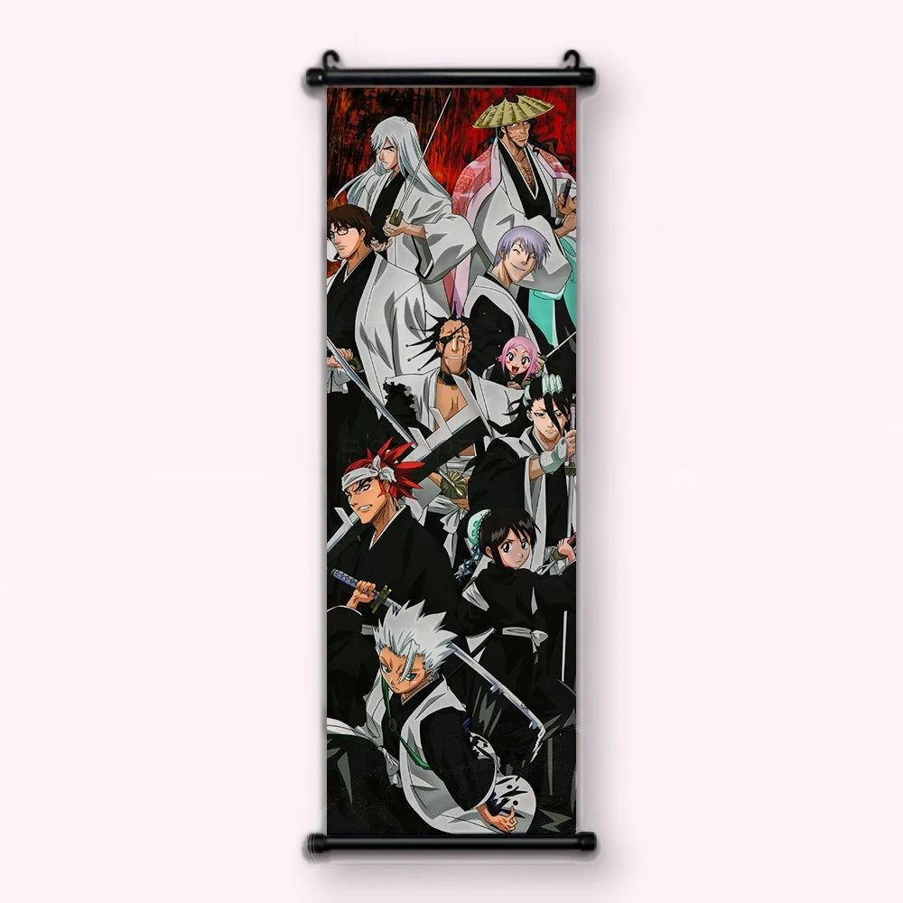 montage vertical d'une douzaine de personnages en kimono noir, sabres dégainés, fond rouge, kakémono vu de face