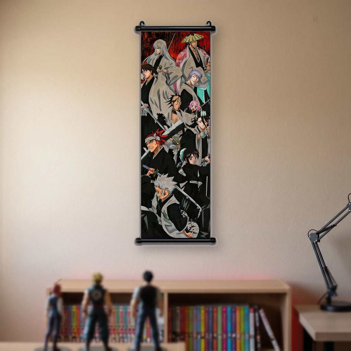 montage vertical d'une douzaine de personnages en kimono noir, sabres dégainés, fond rouge, kakémono suspendu dans une chambre