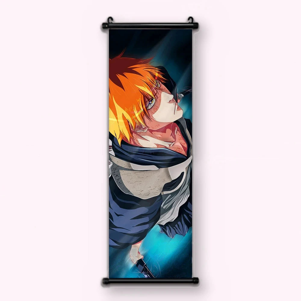 Ichigo en contre-plongée, torse blessé, écharpe bleu nuit et drapé beige couvert d'idéogrammes, kakémono vu de face