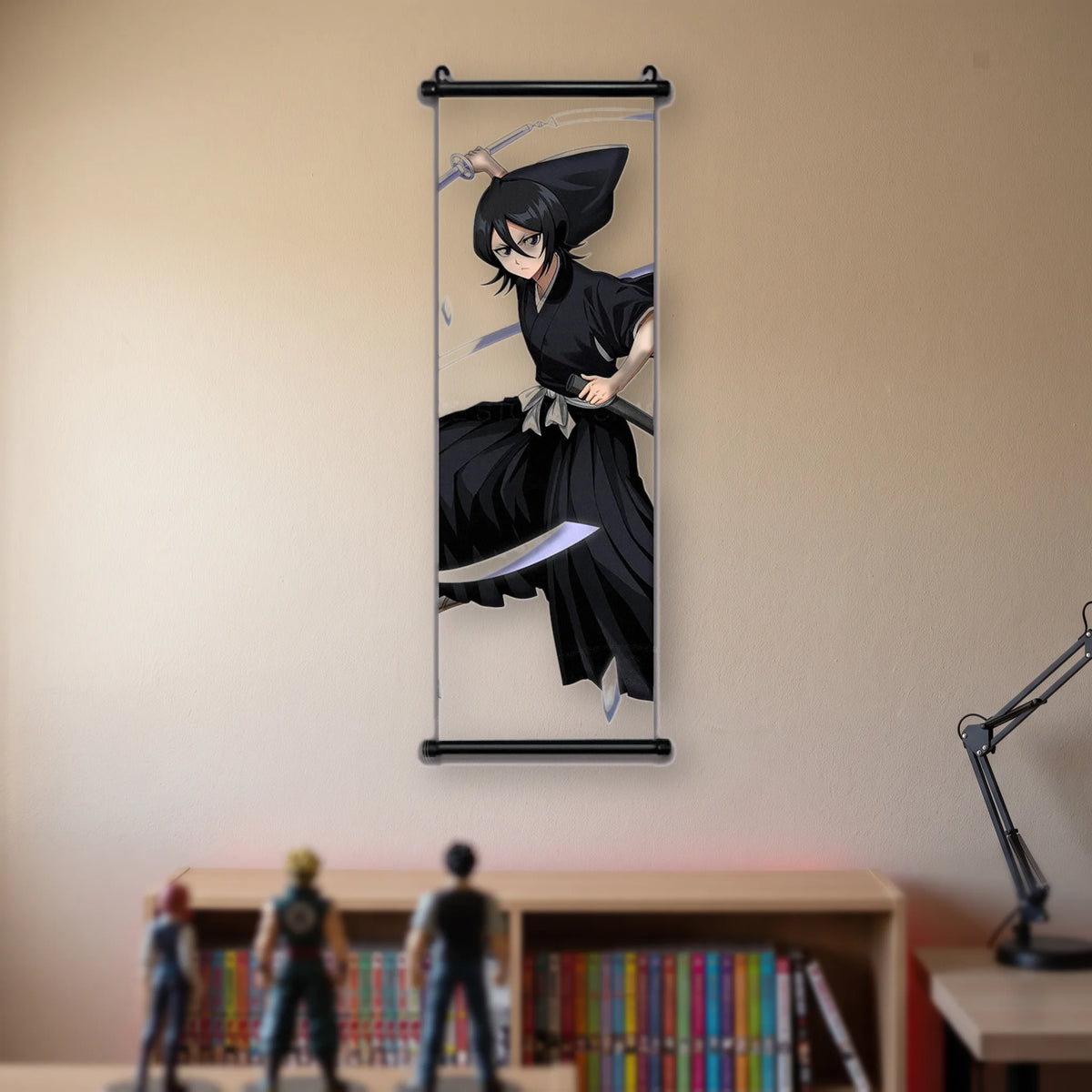 femme en kimono noir dégainant un katana blanc au-dessus de la tête, éclats de glace, kakémono suspendu dans une chambre