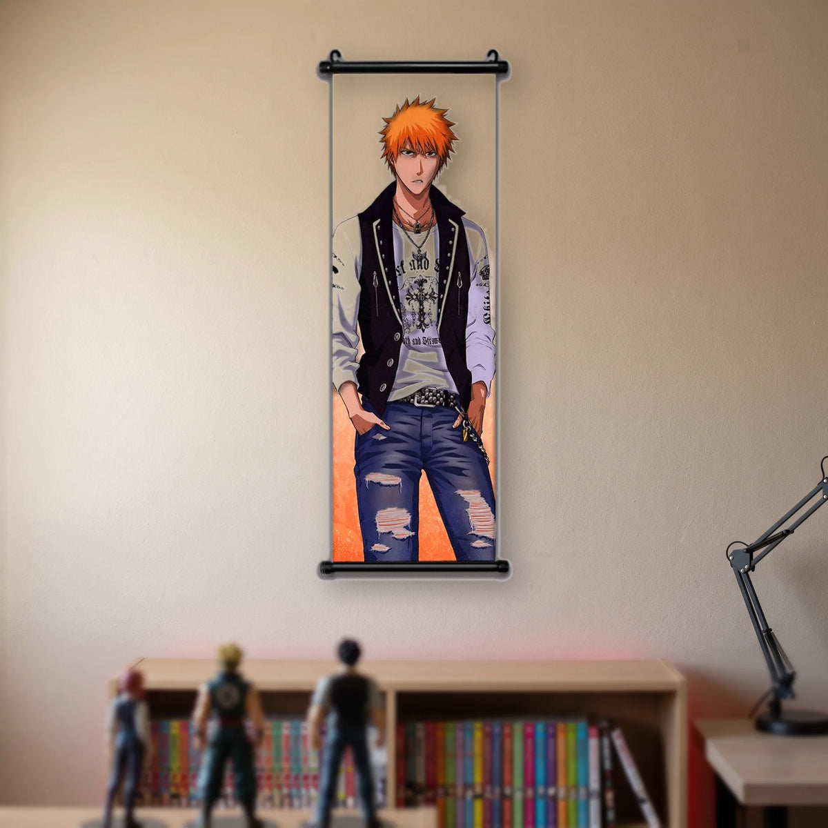 adolescent aux cheveux orange, gilet noir sur chemise blanche, jean déchiré, fond orange, kakémono suspendu dans une chambre