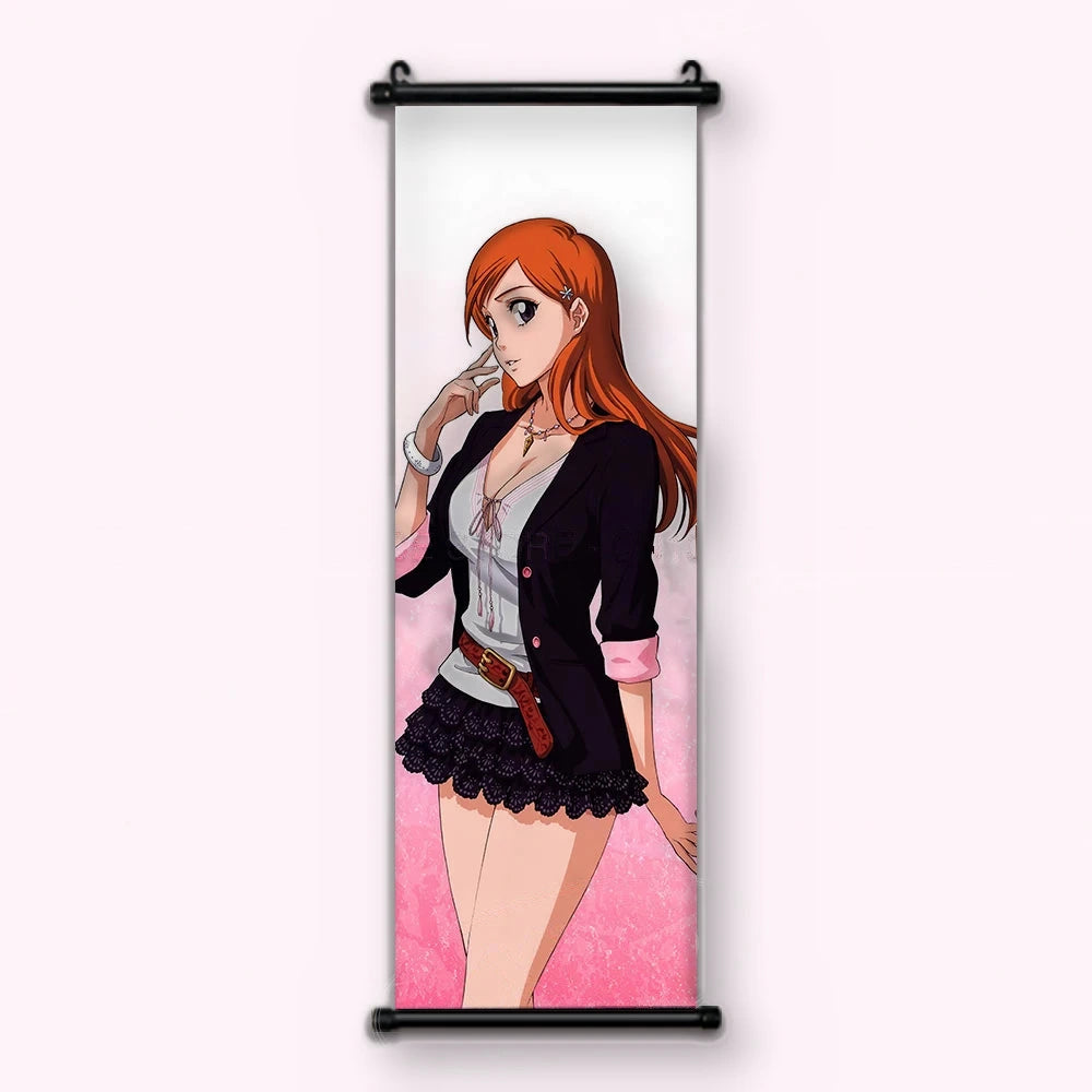 Orihime aux longs cheveux orange, gilet noir et chemisier blanc, fond rose, kakémono vu de face