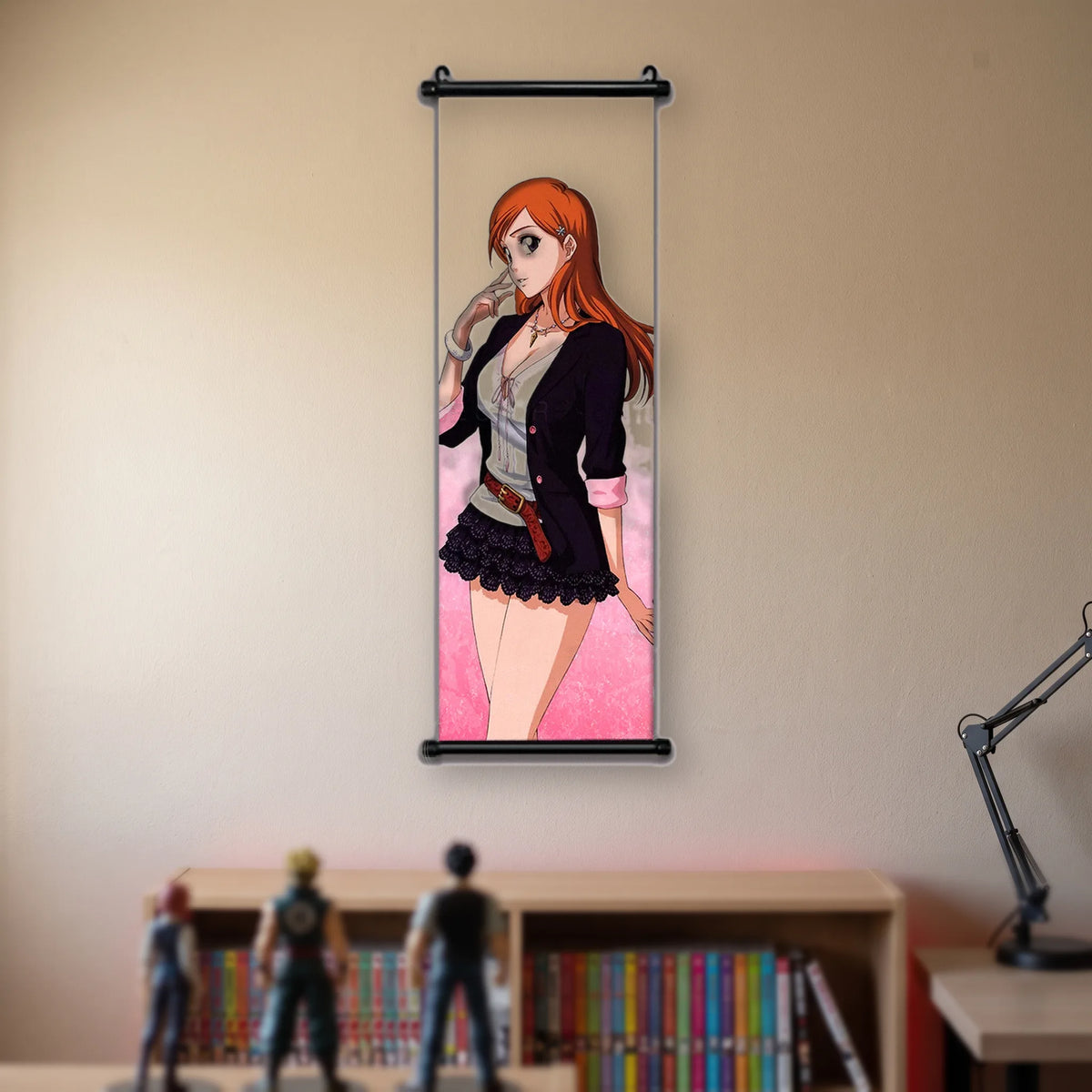 Orihime aux longs cheveux orange, gilet noir et chemisier blanc, fond rose, kakémono suspendu dans une chambre