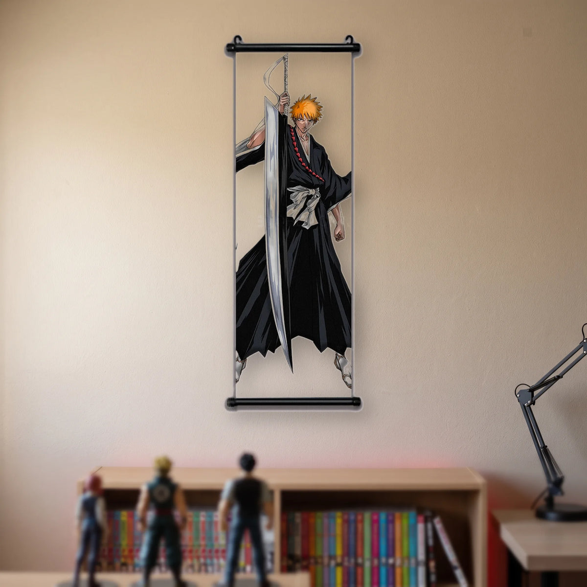 Ichigo en kimono noir tenant un immense sabre-couperet argenté sur fond blanc, kakémono suspendu dans une chambre
