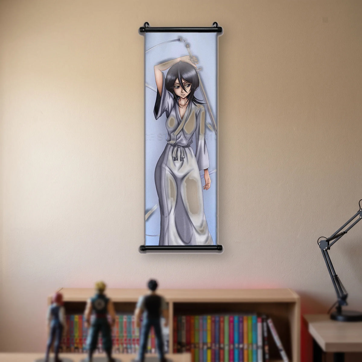 femme en kimono blanc ceinturé, katana levé derrière la tête, fond gris-bleu strié, kakémono suspendu dans une chambre