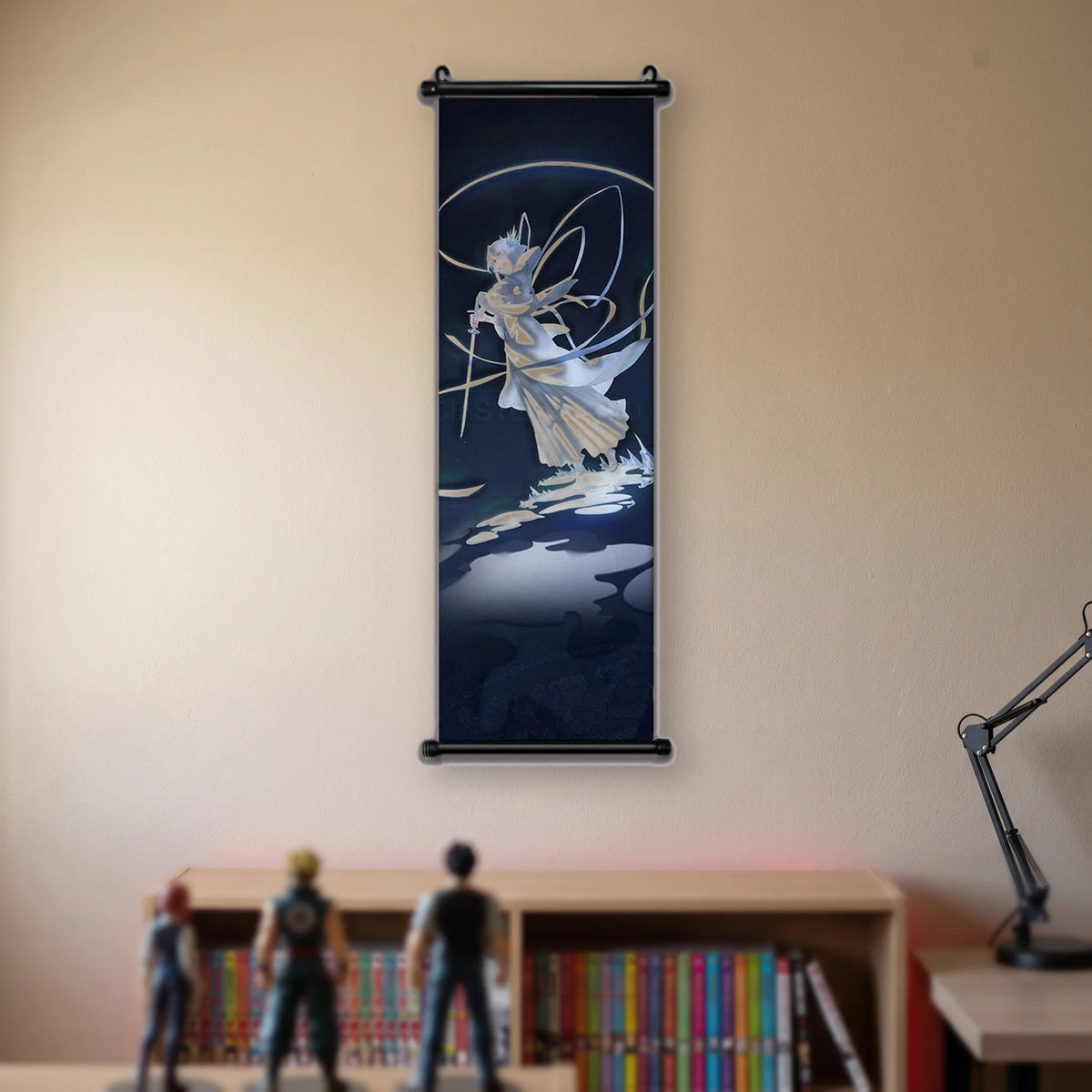silhouette en kimono blanc, sabre pointé vers le bas et longs rubans sur fond noir, kakémono suspendu dans une chambre
