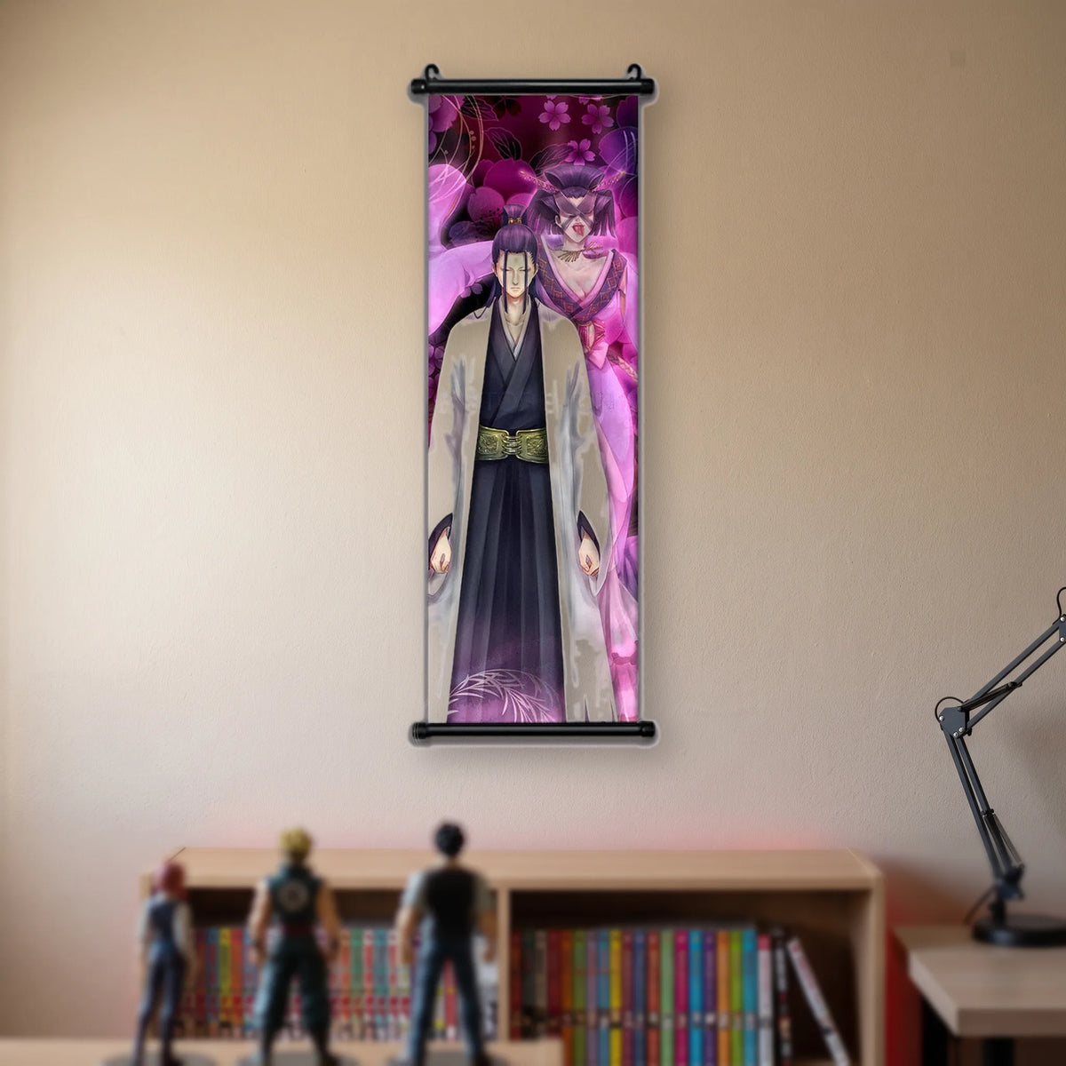 homme aux longs cheveux violets en haori blanc, figure masquée en kimono derrière, fleurs roses, kakémono suspendu dans une chambre