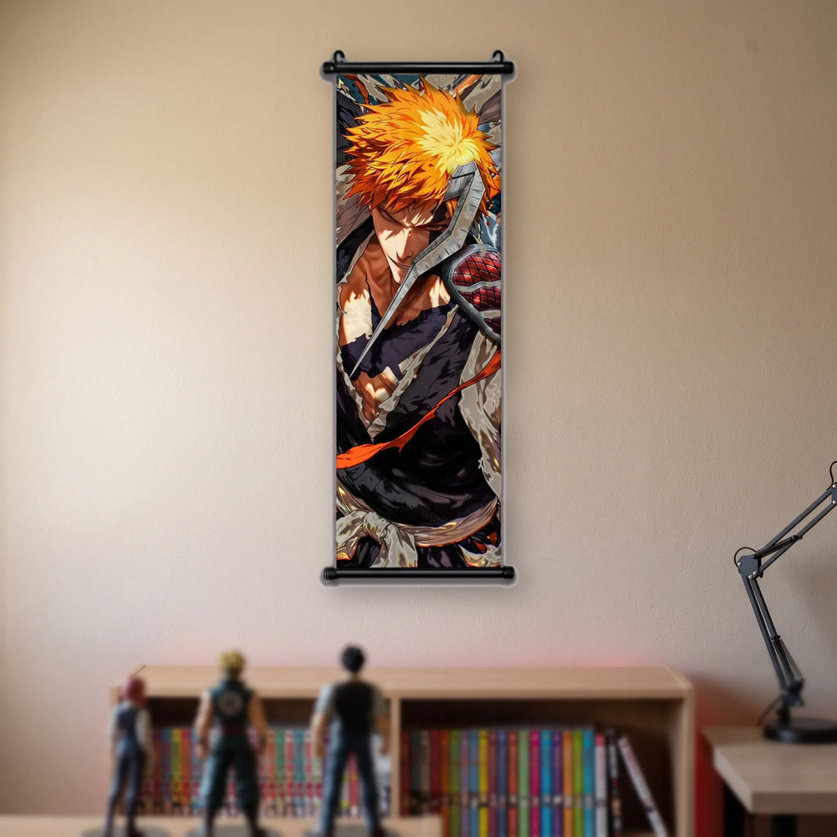 Ichigo tenant une longue lame à motif rouge, haori blanc déchiré, tons orangés, kakémono suspendu dans une chambre
