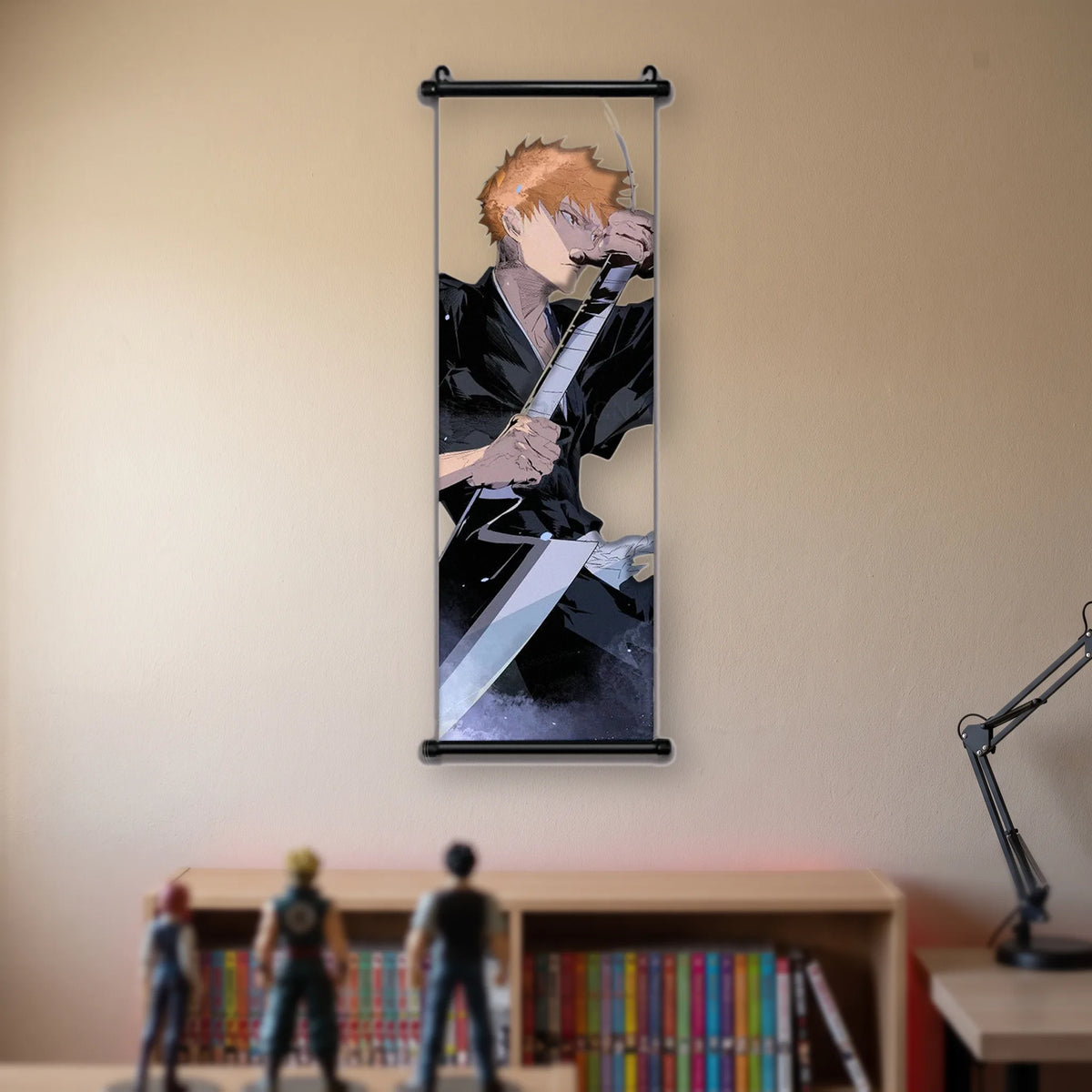 Ichigo en kimono noir tenant à deux mains une large lame devant son visage, kakémono suspendu dans une chambre