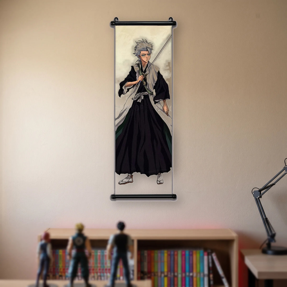 personnage aux cheveux blancs, haori blanc sur kimono noir, longue lame tenue en diagonale, kakémono suspendu dans une chambre