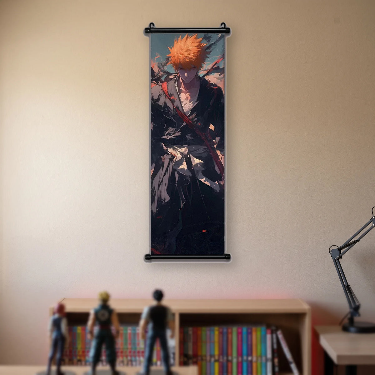 Ichigo debout en kimono noir déchiré, longue lame rouge en travers, ciel turquoise et rose, kakémono suspendu dans une chambre