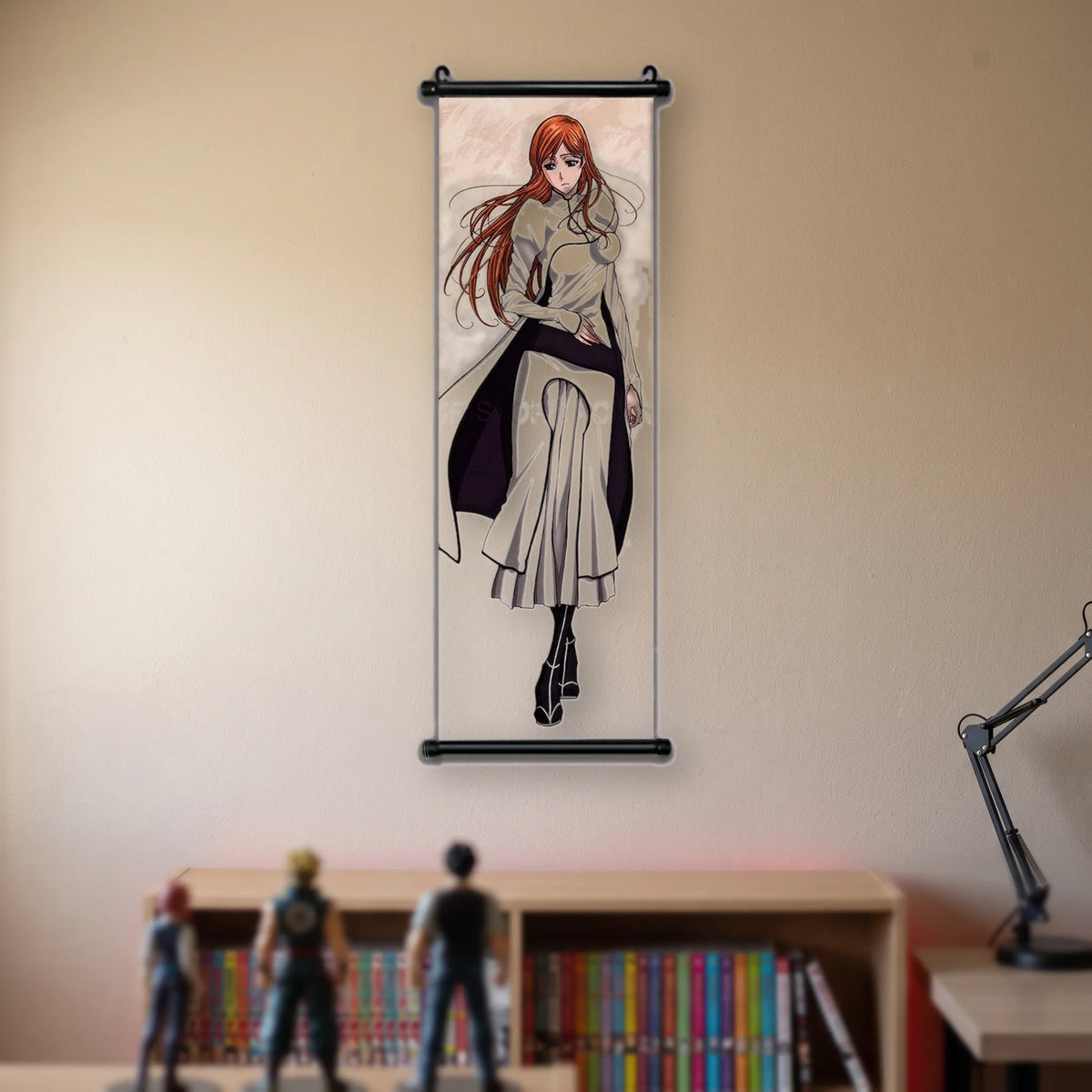 Orihime debout de face, longs cheveux orange, haut blanc et jupe blanche et noire, kakémono suspendu dans une chambre