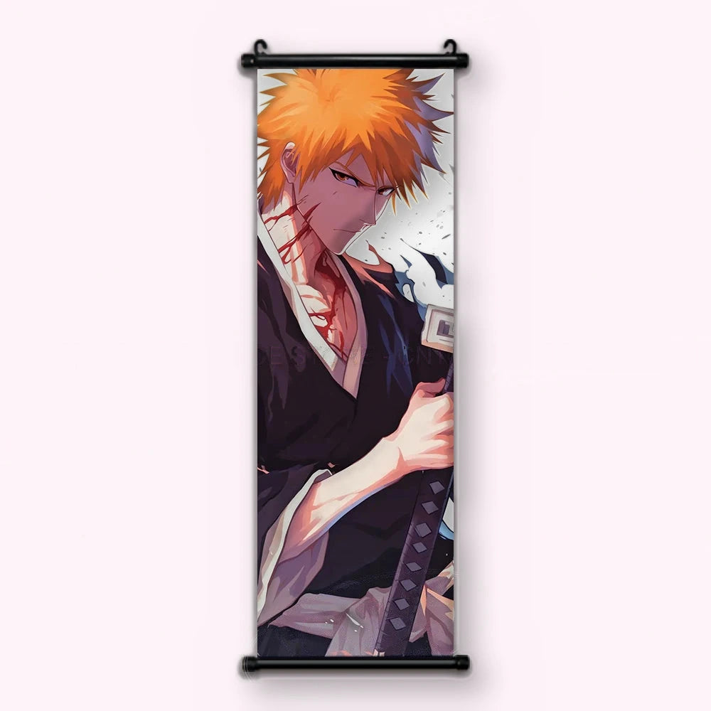 Ichigo en kimono noir, joue et cou ensanglantés, main posée sur un long fourreau sombre, kakémono vu de face