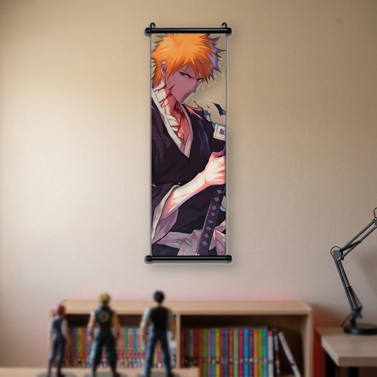 Ichigo en kimono noir, joue et cou ensanglantés, main posée sur un long fourreau sombre, kakémono suspendu dans une chambre
