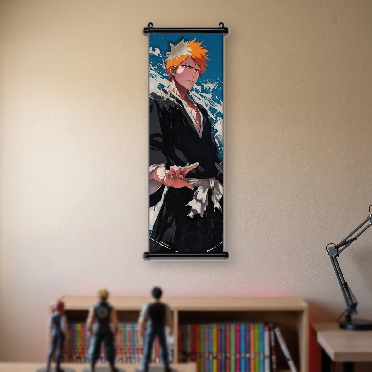 Ichigo debout en kimono noir, main droite tendue, fond bleu éclaboussé de blanc, kakémono suspendu dans une chambre