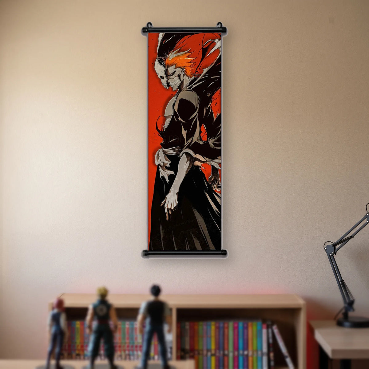 silhouette au masque de crâne blanc, cheveux orange, manteau noir déchiré, fond rouge, kakémono suspendu dans une chambre