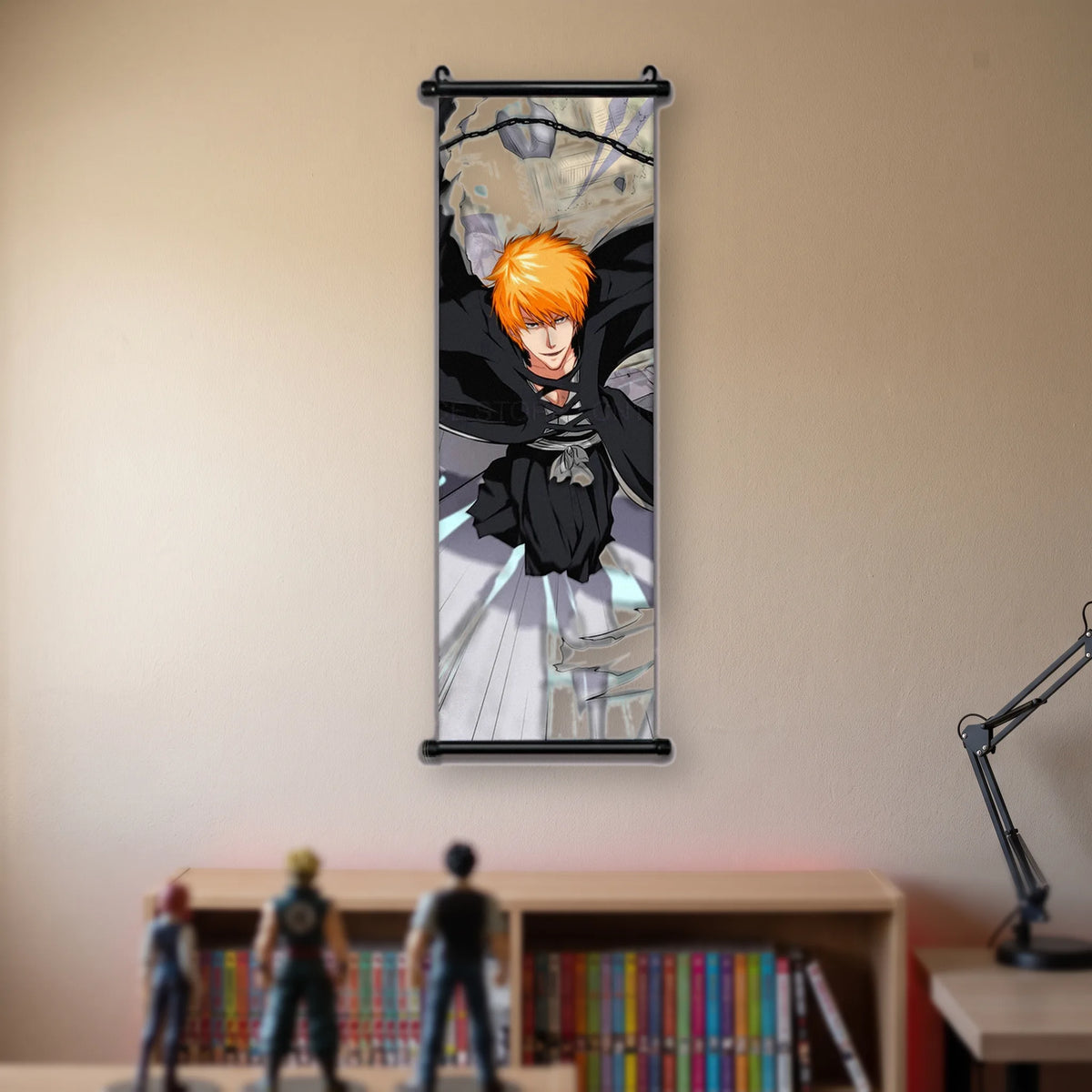 personnage vu en contre-plongée, kimono noir, grand masque blanc fissuré et chaîne au-dessus, kakémono suspendu dans une chambre