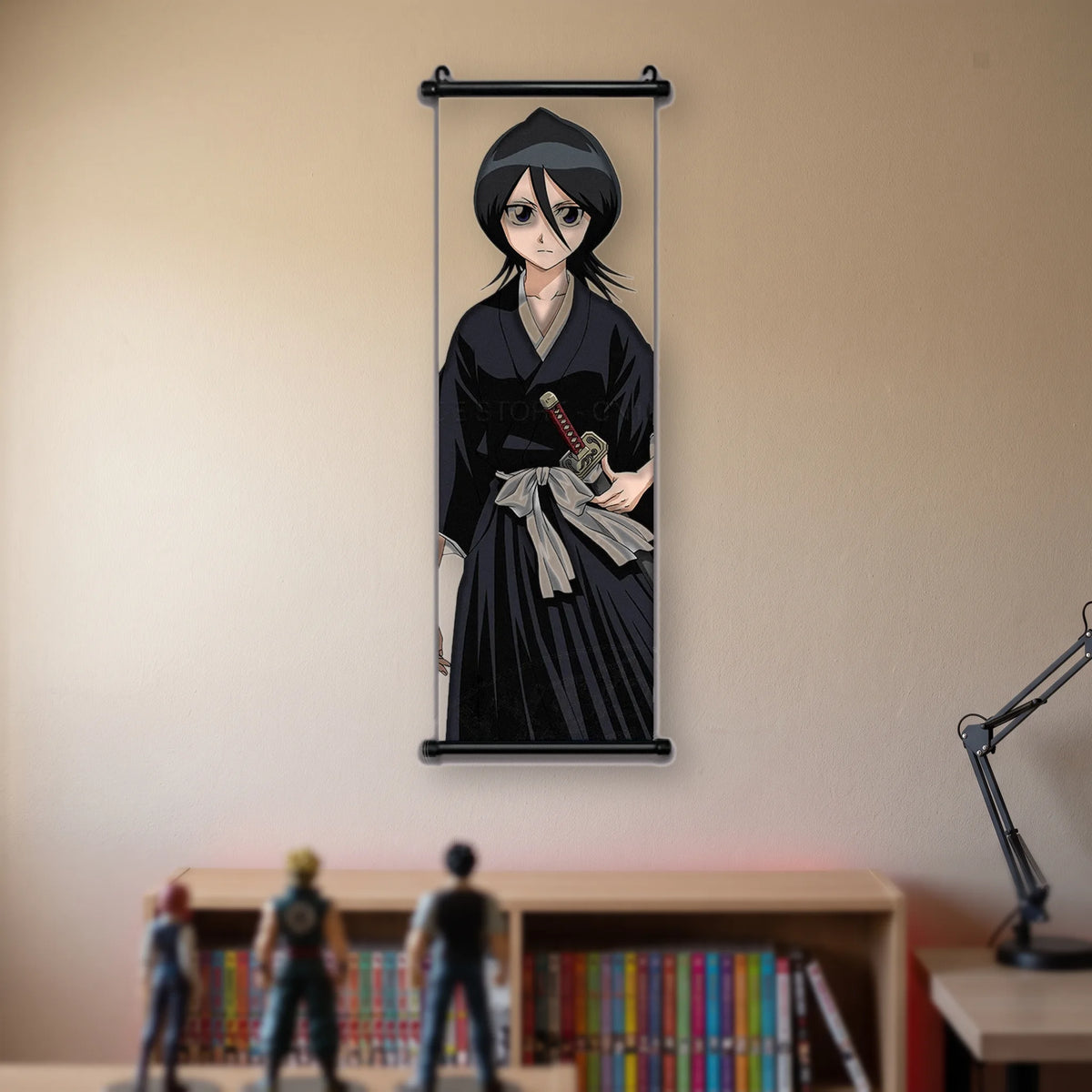 jeune femme aux cheveux noirs courts, kimono noir, obi blanc, katana à la ceinture, kakémono suspendu dans une chambre