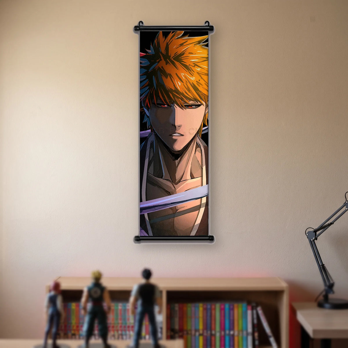 gros plan d'Ichigo aux cheveux orange et yeux rouges sur fond noir, kakémono suspendu dans une chambre