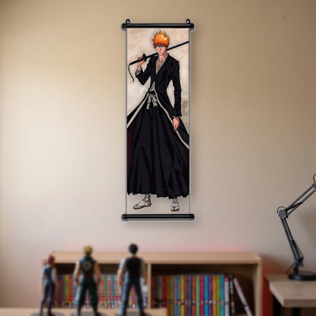 Ichigo en kimono noir avec un grand sabre à chaîne posé sur l'épaule, kakémono suspendu dans une chambre