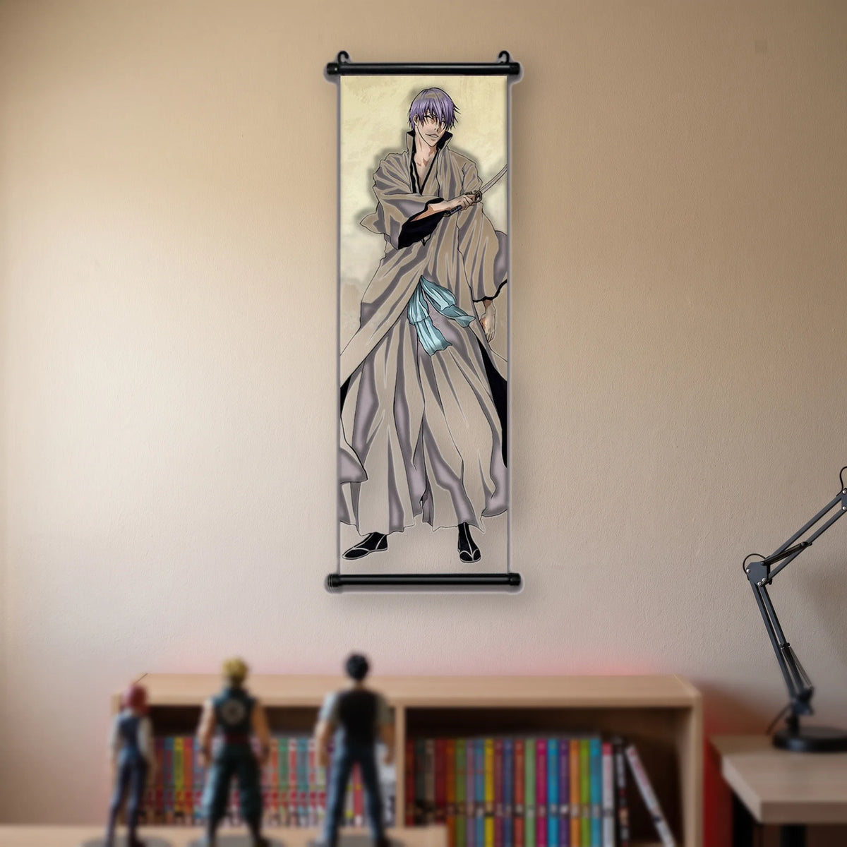 personnage debout en kimono blanc, hakama large, écharpe bleue et sabre court dégainé, kakémono suspendu dans une chambre