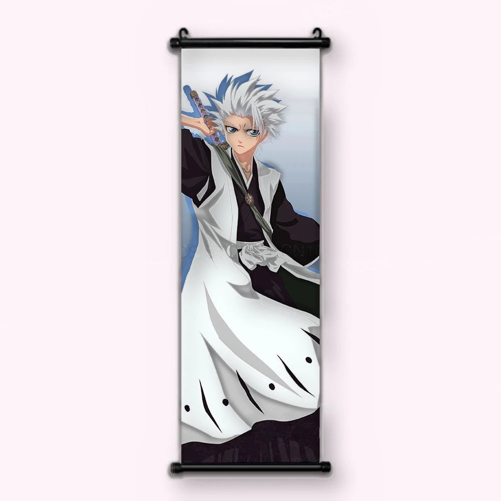 personnage aux cheveux blancs tirant un sabre porté dans le dos, haori blanc, fond bleu, kakémono vu de face