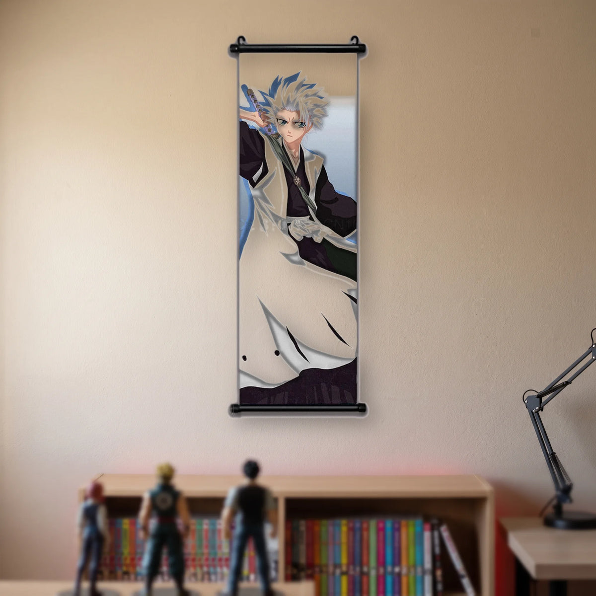 personnage aux cheveux blancs tirant un sabre porté dans le dos, haori blanc, fond bleu, kakémono suspendu dans une chambre