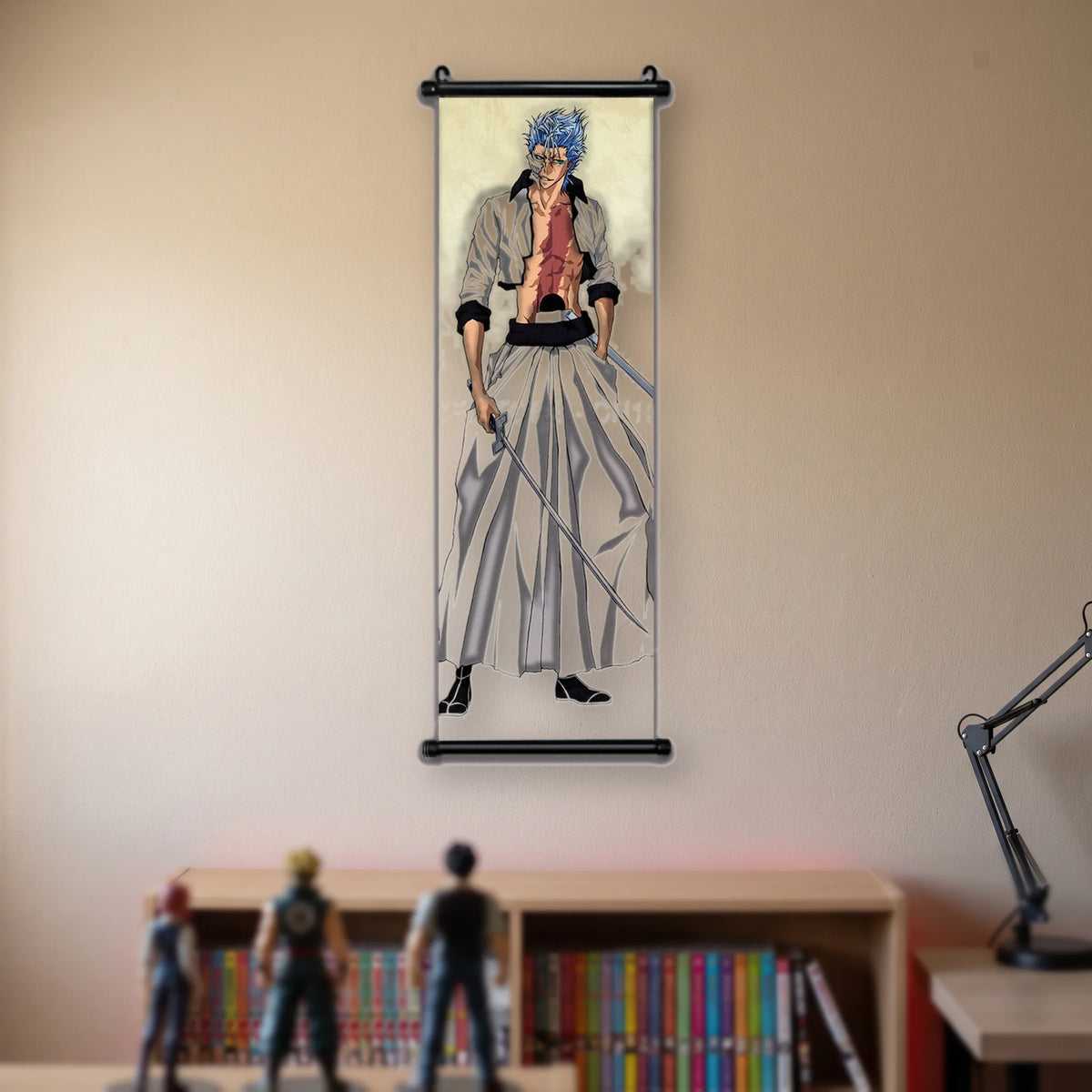 combattant aux cheveux bleus hérissés, veste blanche ouverte, hakama blanc, katana pointé vers le bas, kakémono suspendu dans une chambre