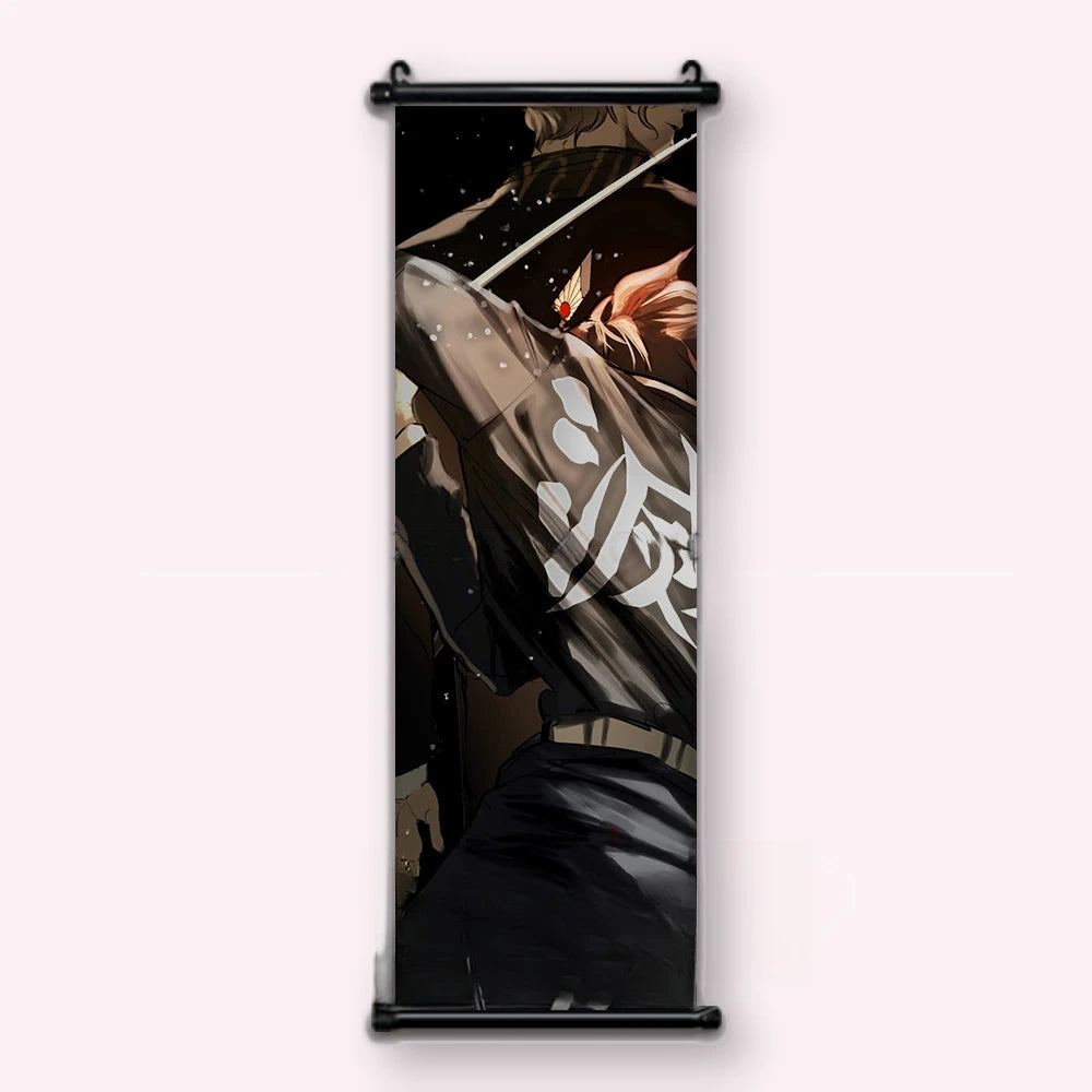 Kakémono Demon Slayer un pourfendeur de dos, une boucle d'oreille rouge et blanche, vu de face : toile tendue entre ses deux baguettes de bois, cordon de suspension fourni