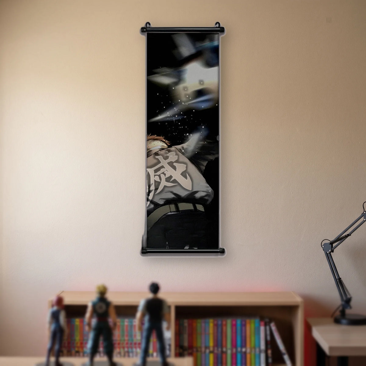 Kakémono Demon Slayer un pourfendeur en plein mouvement, la lame et le décor filés, suspendu au mur beige d'une chambre au-dessus d'une étagère de tomes de manga